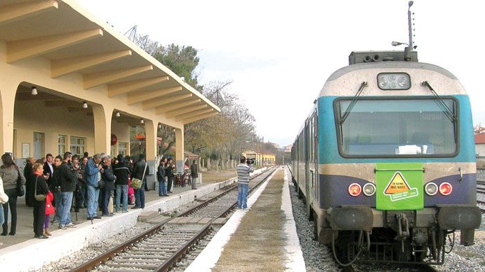 Το τρένο προσφέρει φθηνή μετάβαση, επιτρέποντας να χαρείτε την όμορφη διαδρομή μέχρι τη Θεσσαλονίκη. Βάλτε όμως την αγαπημένη σας μουσική στο mp3 player σας γιατί το «χτύπημα» από τις ράγες μπορεί να 
